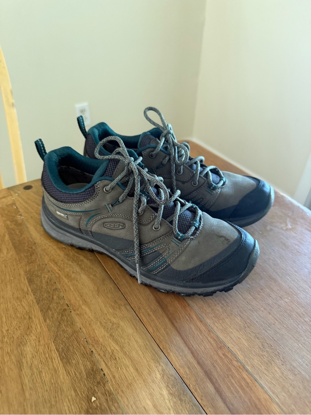 Keen Women’s Waterproof Hiking Shoes Size 7